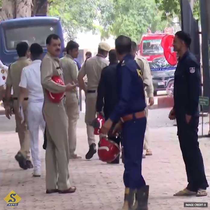 বম্বে স্টক এক্সচেঞ্জ সহ দিল্লির একাধিক স্কুলে বোমা হামলার হুমকি