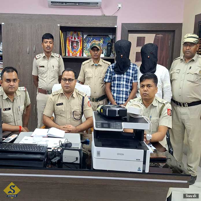 লালগোলায় শিক্ষকের বাড়িতে জাল আধার কেন্দ্র!