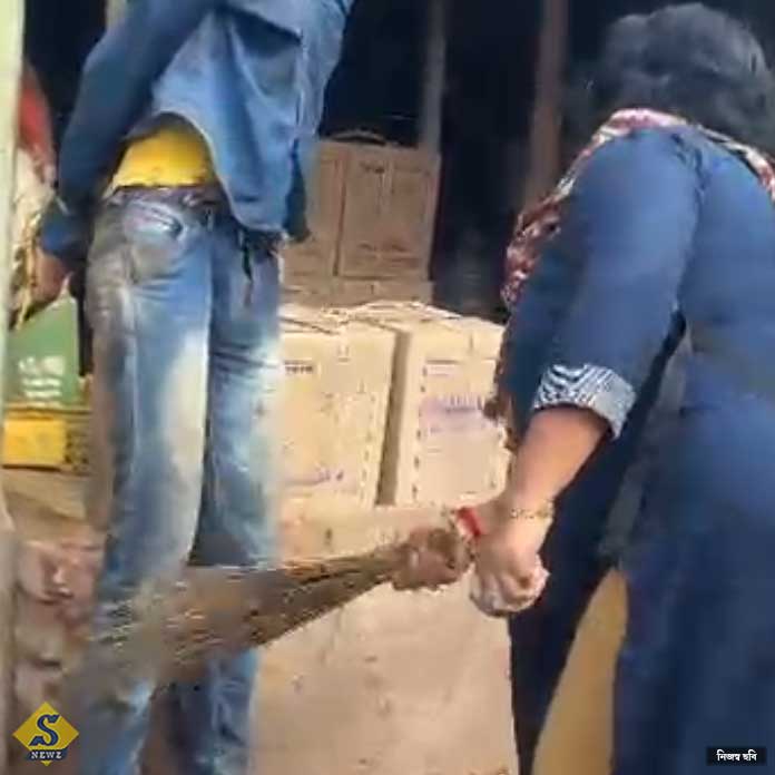 হিন্দমোটরে শ্লীলতাহানি, অভিযুক্তকে ঝাঁটাপেটা মহিলাদের