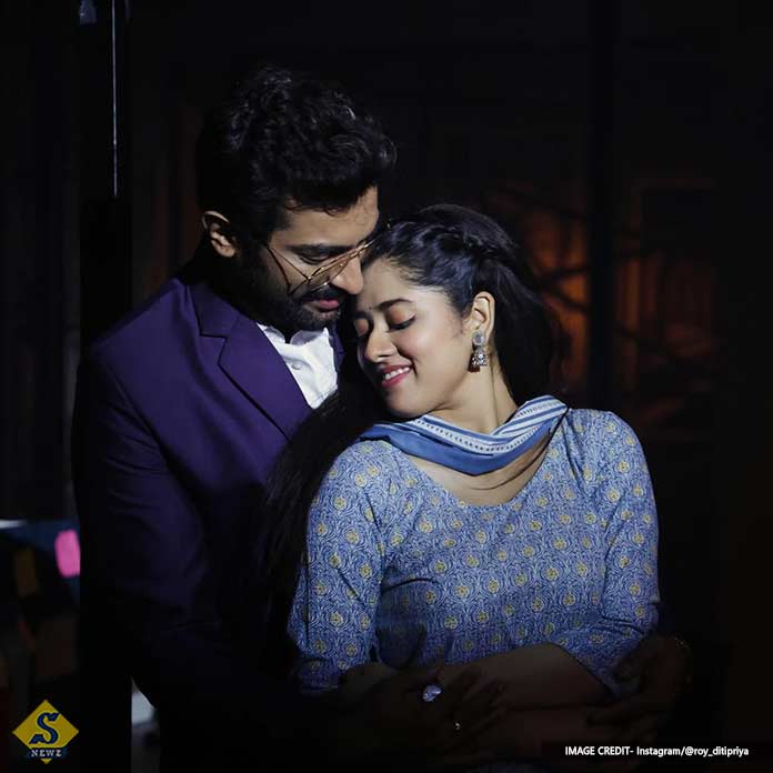 এক চাদরে জীতু-দিতিপ্রিয়া!
