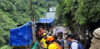 বৃষ্টিতে ধস গৌরীকুণ্ডে, স্থগিত কেদারনাথ যাত্রা, উদ্ধার ১০০ তীর্থযাত্রী