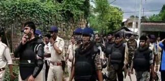 গোষ্ঠী সংঘর্ষে উত্তপ্ত ইংরেজবাজার, আক্রান্ত পুলিশ, গাড়ি ভাঙচুর