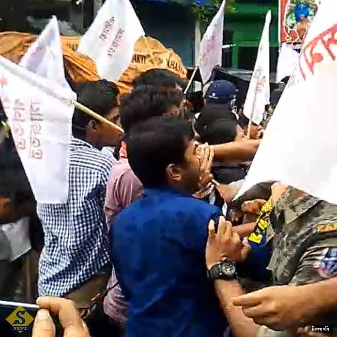 SFI-protests-against-ragging-incident-against-students-of-Narsingh-Dutt-College,-Howrah