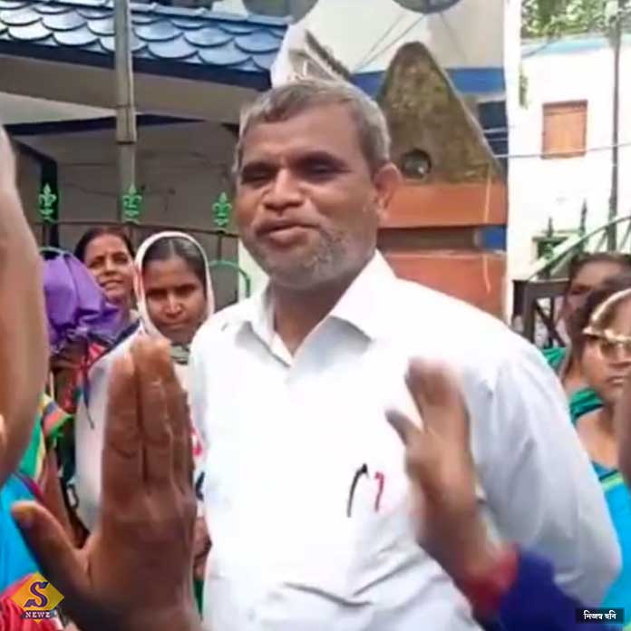 অঙ্গনওয়াড়িকর্মীদের বিক্ষোভে মন্ত্রী শ্রীকান্ত, অধীরকে ঝাঁটাও