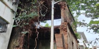 গিরিশ পার্কের কাছে হুড়মুড়িয়ে ভেঙে পড়ল তিনতলা বাড়ি