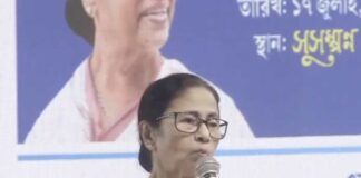 রাজনৈতিক আশ্রয়ে প্রশ্ন তোলেন না, ঘুরিয়ে তোপ মুখ্যমন্ত্রীর