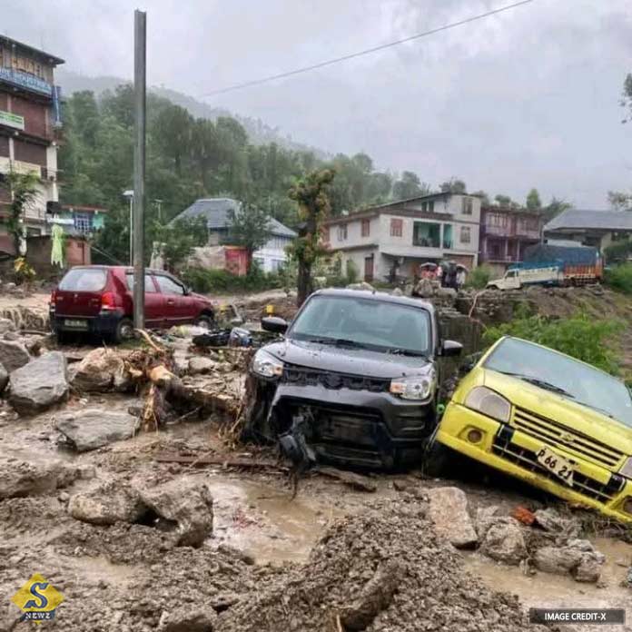 মেঘভাঙা বৃষ্টিতে বিপর্যস্ত হিমাচলের বহু গ্রাম, জারি উদ্ধারকাজ