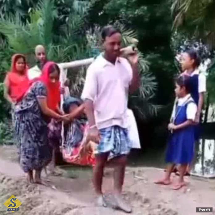 কাঠের দোলনায় হাসপাতালের পথে অসুস্থ রোগী