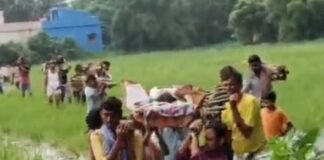 বেহাল রাস্তা: খণ্ডঘোষে হাঁটু জলে শ্মশানে