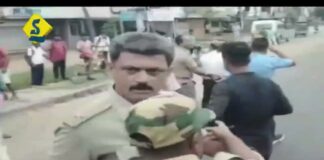 সিপিএম নেতাকে আইসি-র চড়, পুলিশের টুপি খুলে দিল ধর্মঘটীরা