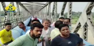 দামোদরে ভেঙে পড়ল জলের পাইপের ব্রিজ