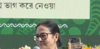 বলছে বাংলা ভাষাই নয়, নোটের ছবি দেখিয়ে তোপ মুখ্যমন্ত্রীর