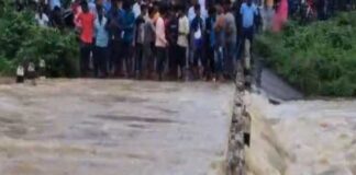 ফুঁসছে গন্ধেশ্বরী-কংসাবতী, বাঁকুড়ায় জলের তলায় সেতু-রাস্তা