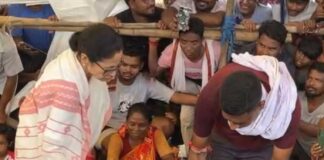 দুর্গতদের নিজের হাতে খিচুড়ি খাওয়ালেন মুখ্যমন্ত্রী