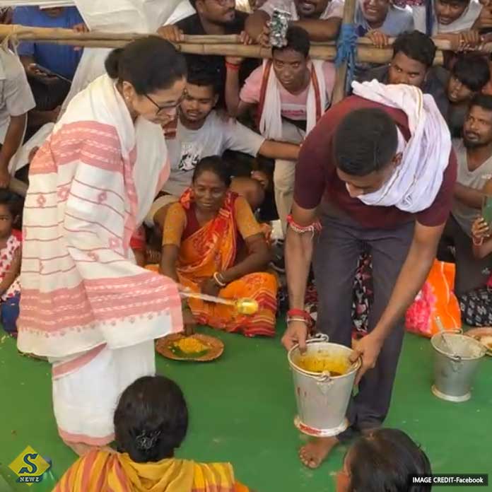 DURGATODER-NIJER-HAATE-KHICHURI-KKHAOYALEN-CM