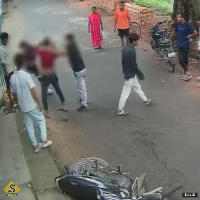 রাস্তায় মদ্যপান, প্রতিবাদে বেধড়ক মার শিক্ষককে