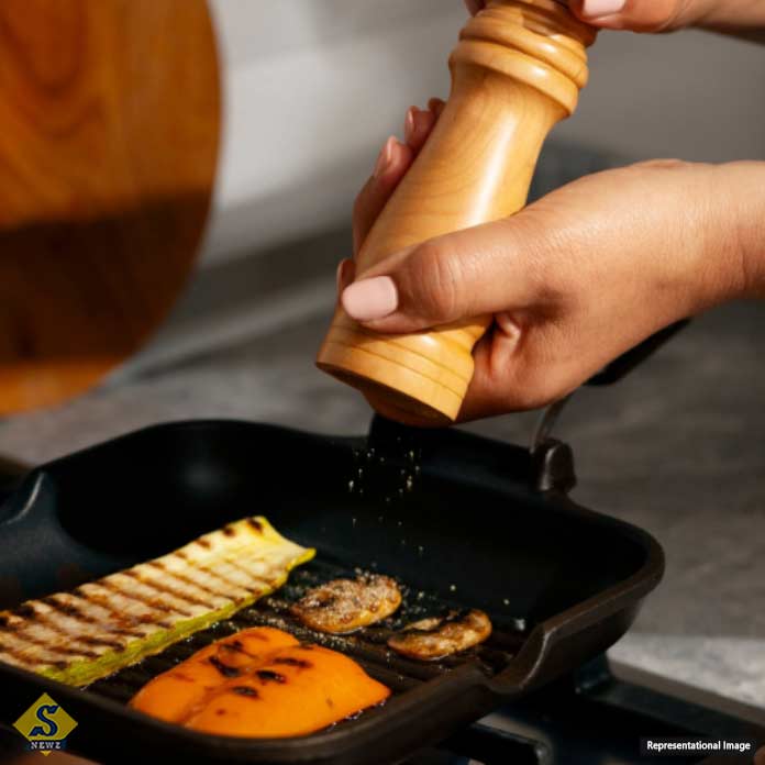 খাবারে লবণ বেশি খাচ্ছেন? 