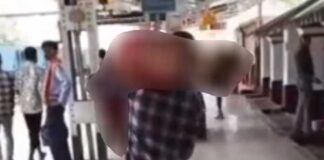 মৃত স্ত্রীর দেহ কাঁধে তুলে ঘুরছেন স্বামী