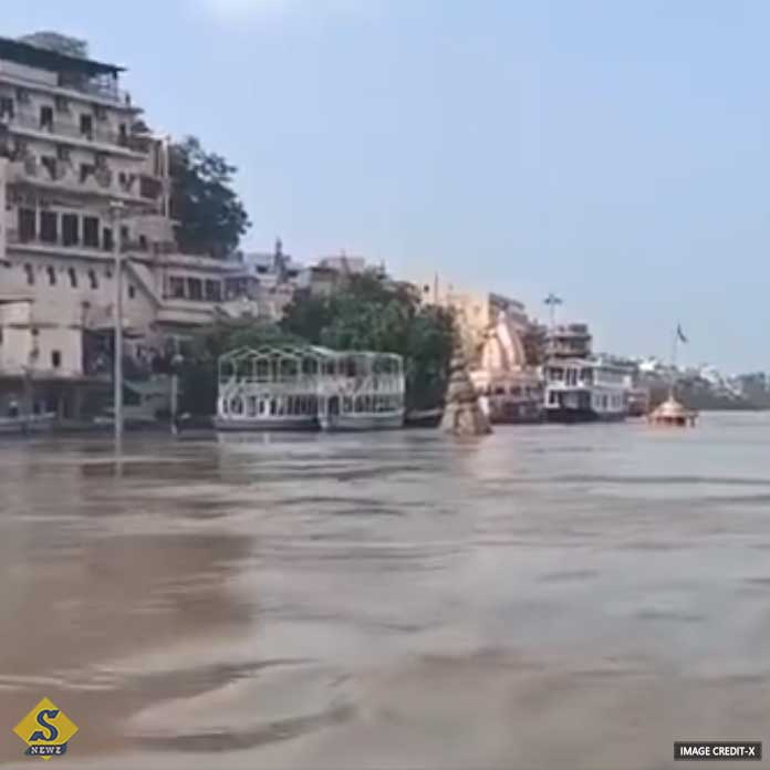 কাশীতে গঙ্গার ভয়াবহ রূপ, বন্যা পরিস্থিতি জারি
