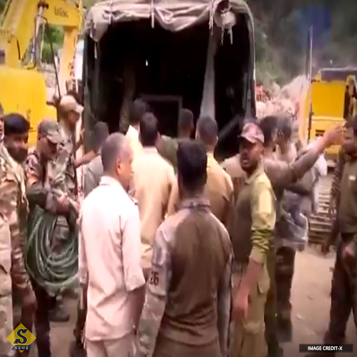 মেঘভাঙা বৃষ্টিতে বিপর্যস্ত কিস্তেওয়ারে জারি উদ্ধারকাজ