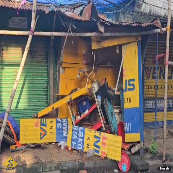 স্টিয়ারিং হাতে মগ্ন ফোনে, পর্ণশ্রীতে ফুটপাথে গাড়ি