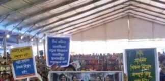 মুখ্যমন্ত্রীর সভায় চাকরির দাবিতে প্ল্যাকার্ড হাতে চাকরিপ্রার্থীরা