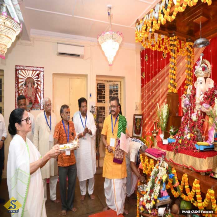 মহারাষ্ট্র ভবনে গণেশ পুজোয়  মুখ্যমন্ত্রী 