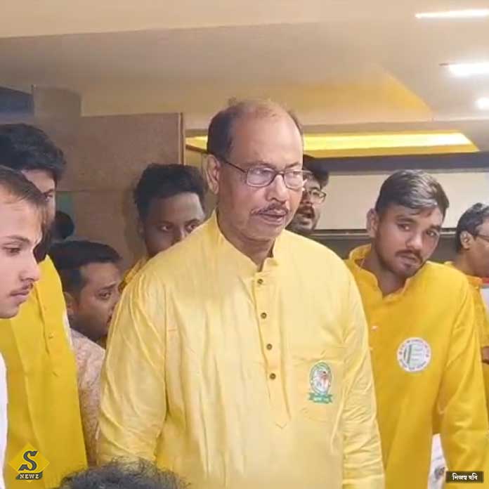 কলেজে টিএমসিপি-র পোশাক বিতরণ অধ্যক্ষের 