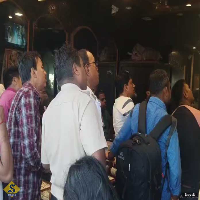 শিলিগুড়িতে ক্রেতা সেজে সোনার দোকানে চুরি