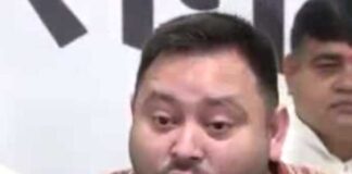 নির্বাচন কমিশনকে ‘ডাকাত’ তোপ তেজস্বীর