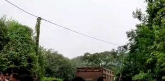 লরির ধাক্কায় যুবকের মৃত্যুতে ধুন্ধুমার, পুলিশকে ইট