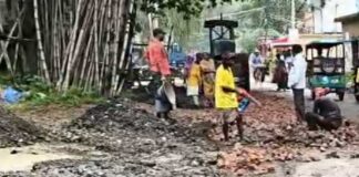 নবগ্রামে শিশুদের নিয়ে উল্টালো টোটো, তোপ মালব্য-র