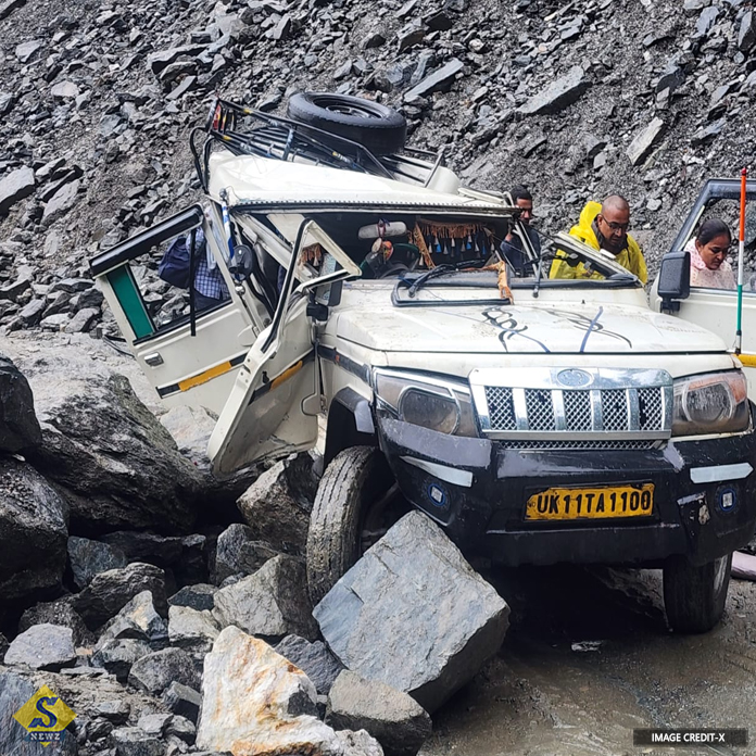 Boulder-falls-on-moving-vehicle-in-Kedarnath!-2-dead