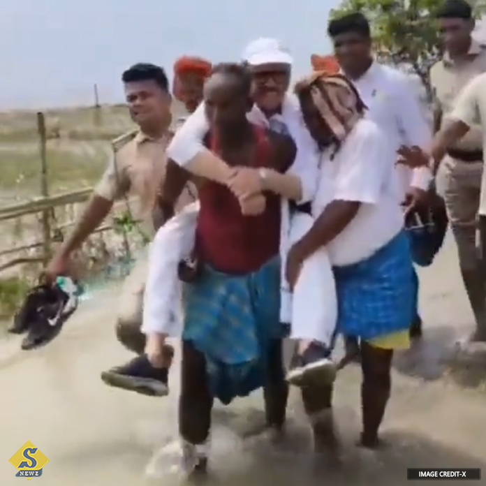 স্থানীয়দের কাঁধে চেপে বন্যা পরিদর্শনে কংগ্রেস সাংসদ