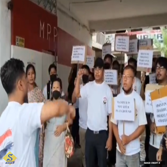 ইম্ফলে মোদীর সভাস্থলের কাছে কংগ্রেসের বিক্ষোভ