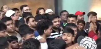 মুম্বইতে লাখ টাকার আইফোন কিনতে ভিড়-ধস্তাধস্তি