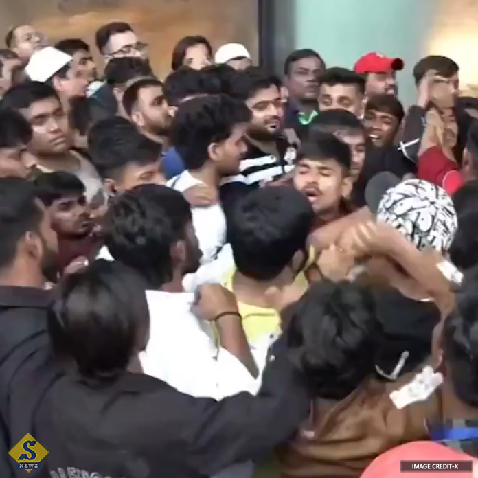 মুম্বইতে লাখ টাকার আইফোন কিনতে ভিড়-ধস্তাধস্তি