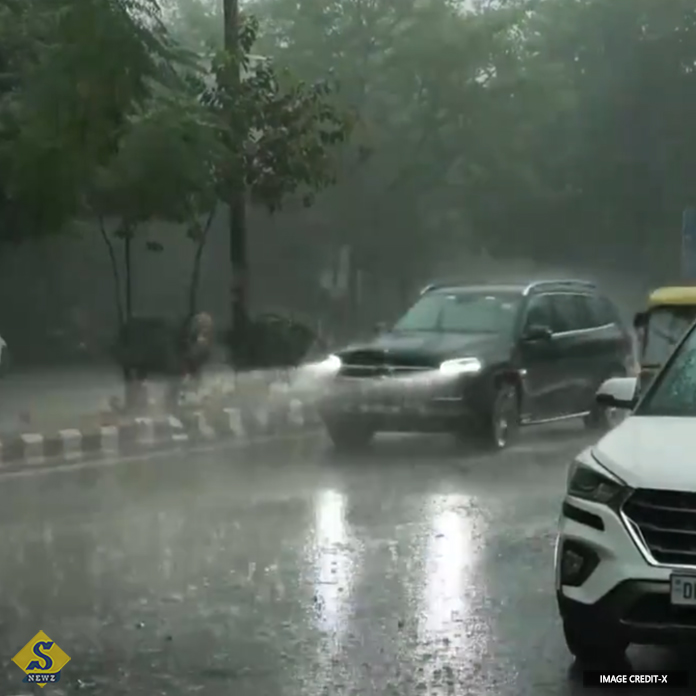 দিল্লিতে ভারী বৃষ্টি, জলমগ্ন বহু এলাকা