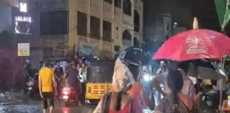 বৃষ্টিতে বিপর্যস্ত হায়দরাবাদ, তলিয়ে গিয়েছেন ৩ জন