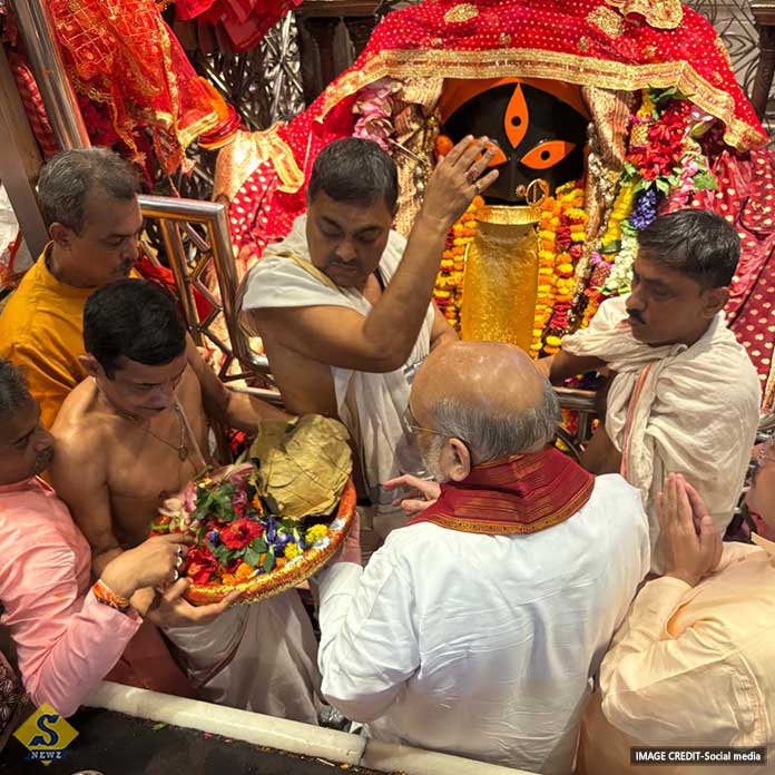 কালীঘাটে শাহ-কে জয় বাংলা স্লোগান, ফ্লেক্স সরানো নিয়ে উত্তেজনা