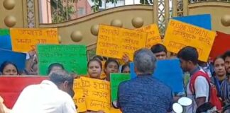 ভর্তি-র ফি কমাতে গৌড়বঙ্গ বিশ্ববিদ্যালয়ে বিক্ষোভ
