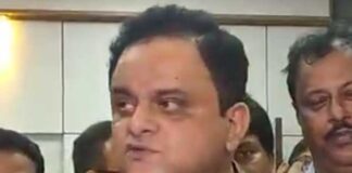 ময়ূরপুচ্ছ গায়ে জড়ালে কাক কাকই থাকে, ব্রাত্য-র রোষে উপাচার্য