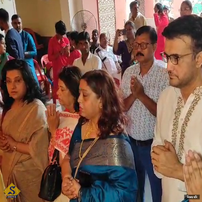পাড়ার পুজোয় অঞ্জলি সস্ত্রীক সৌরভ, পরিবারকে নিয়ে সুকান্ত