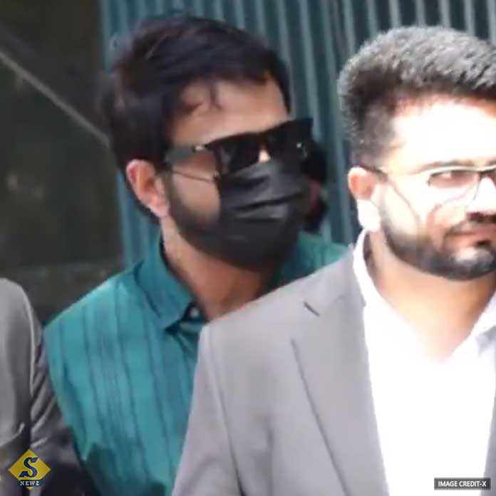 Sonu-Sood-reaches-ED-office-in-Delhi