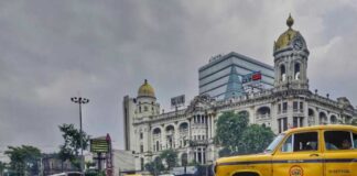 ঝেঁপে বৃষ্টি কলকাতায়, দুর্যোগ উত্তরেও