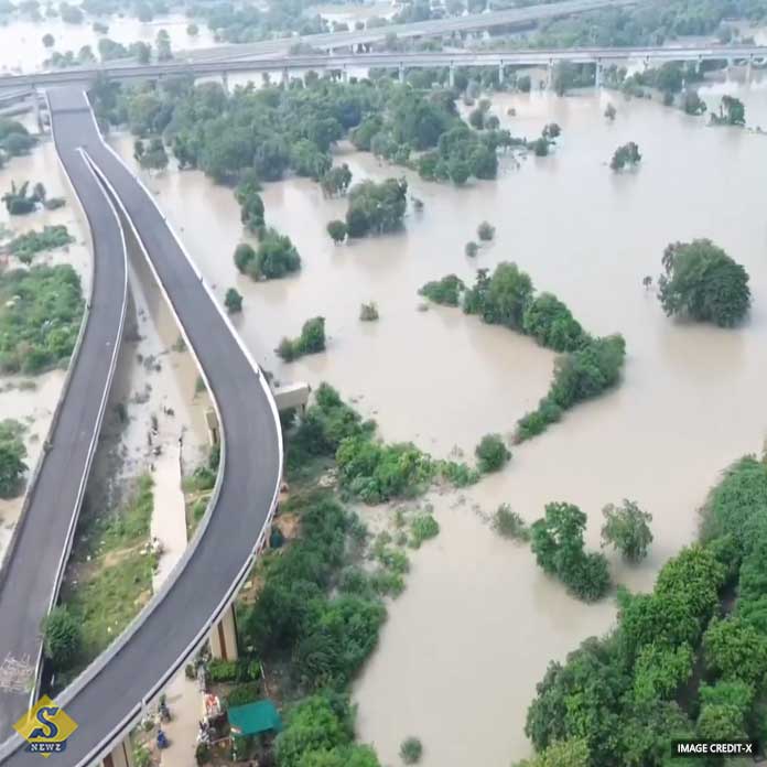 Yamuna-above-danger-level,-floods-in-Punjab-and-Kashmir-too