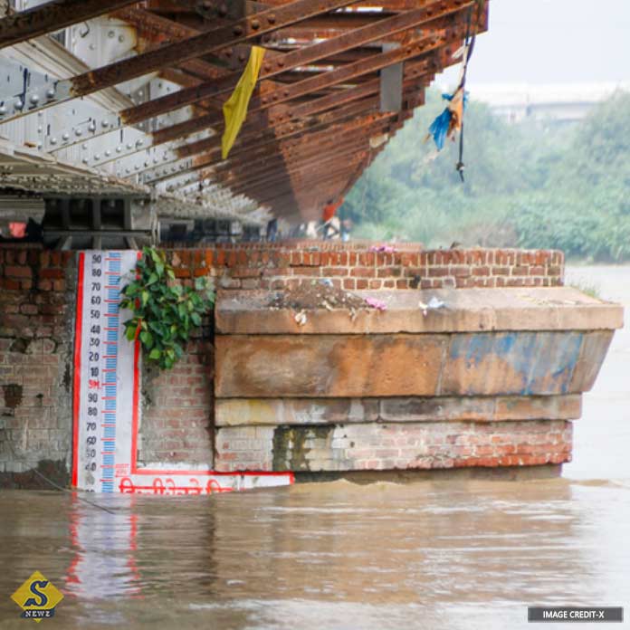 রেকর্ড ছুঁতে পারে যমুনার জলস্তর! সতর্কতা কাশ্মীরেও