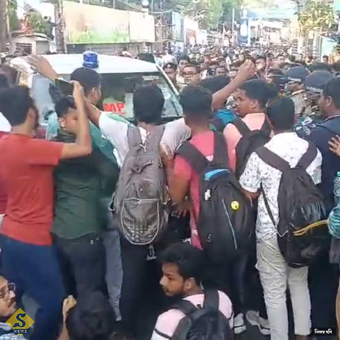 সৌগত-নির্মলের গাড়ি আটকে টেট উত্তীর্ণদের বিক্ষোভ, উত্তাল বারাসত