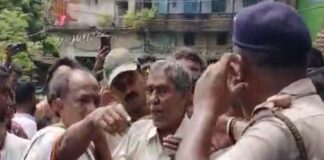 পাড়া সমাধানে তৃণমূল কাউন্সিলরকে ঘিরে চোর স্লোগান