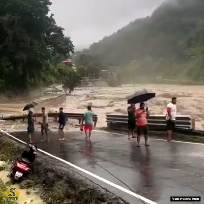 ফুঁসছে তিস্তা, বন্ধ কালিম্পং-দার্জিলিং রোড
